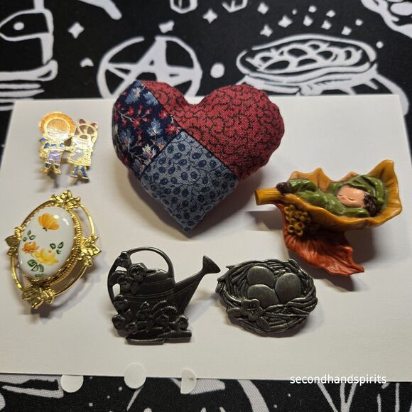 Lot of 18 Vintage Brooches Tac Pins Wide Variety Plastic Metal Wood Patriotic - Picture 6 of 14